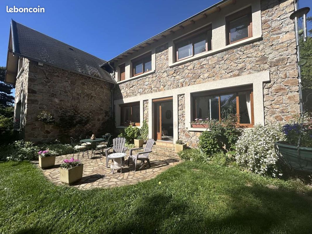 Maison 6 pièces 224 m² · à Murol · 224 m² · 451 500 €