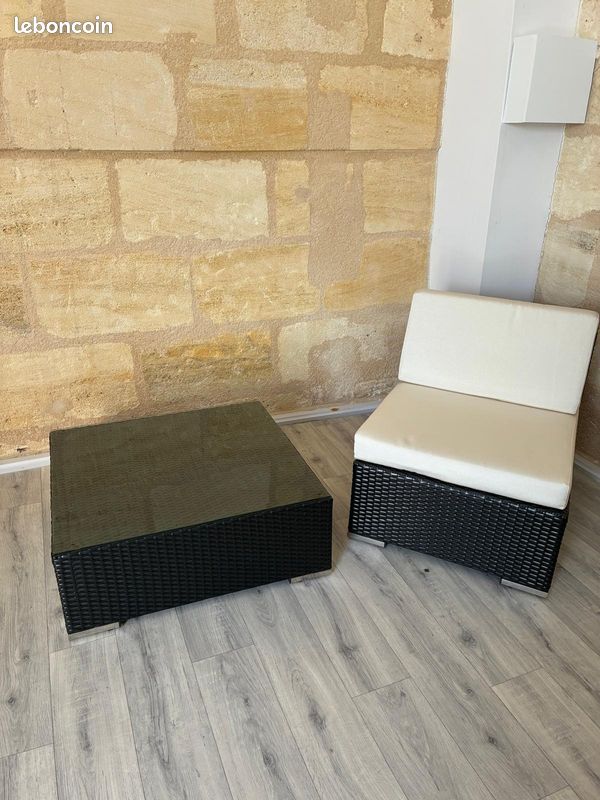 Fauteuil et table d'extérieur (image 1)