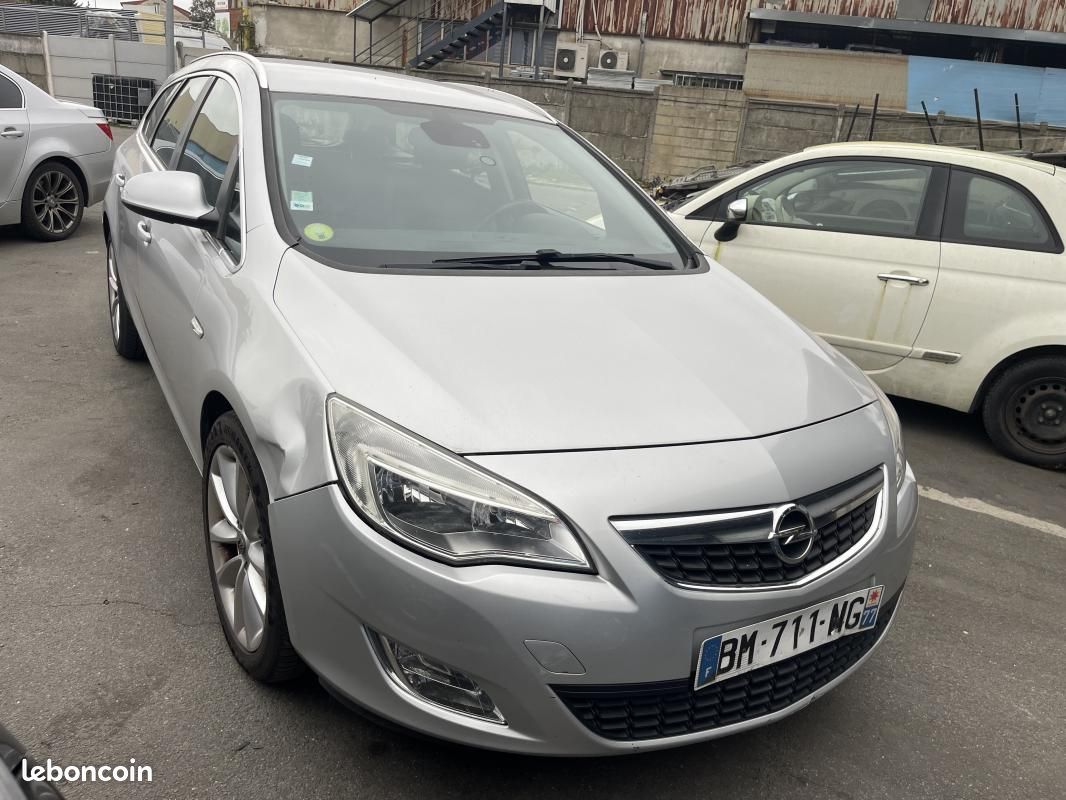 Opel Astra Sports Tourer 1.7 CDTI 110 ch FAP Cosmo - Voitures