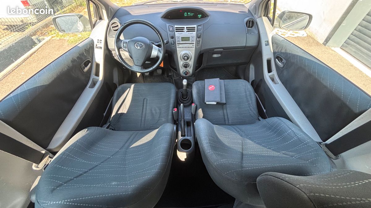 Toyota Yaris 1.3 VVTi 87 CH / Embrayage neuf / Entretien TOYOTA Complet / Climatisation / Radar de recul (image 3)