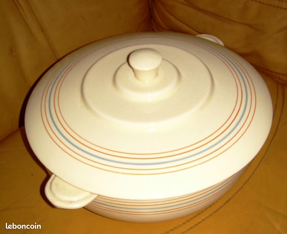 Soupière ou légumier ancien en faience terre de fer(vic) (image 1)