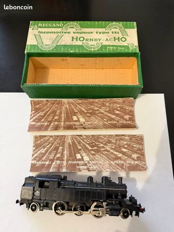Concept De Livraison Dans Le Monde Entier Camion Rouge Avec Des Boîtes En Carton Sur Le Concept De Livraison Dans Le Monde Entier Camion Rouge Avec Des Boîtes En Carton Sur Le