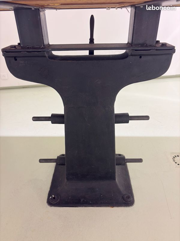 Table industrielle avec piétement en fonte (image 12)