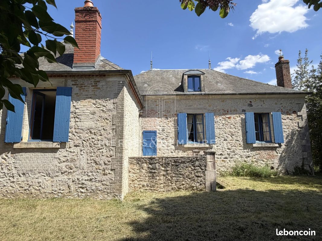 Maison 10 pièces 171 m² · à La Chapelle-Saint-Ursin · 171 m² · 299 000 €
