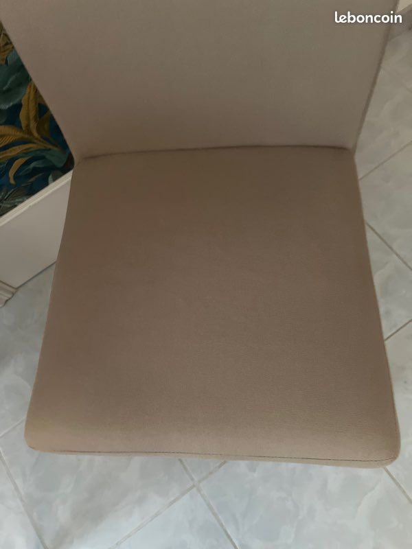 Chaise capitonnée beige (image 2)