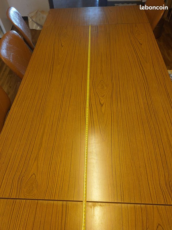 Table en formica de couleur bois avec 2 allonges pliables. 6 chaises (image 3)