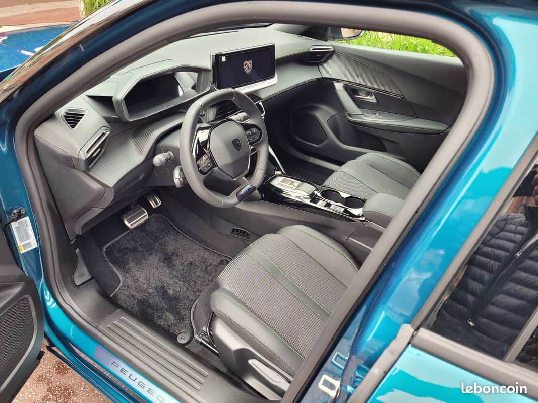 PEUGEOT 2008 GT 1.2 HYBRID 145cv eDCS6 (image 5)
