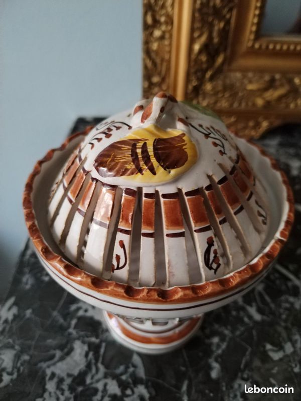 Ancien pot couvert en faïence fine ajourée, décor peint brun et motif feuille. Idéal pot-pourri ou ail/échalotes. H.17 cm, Ø13,5 cm. Fissure visible, vendu en l’état (image 10)
