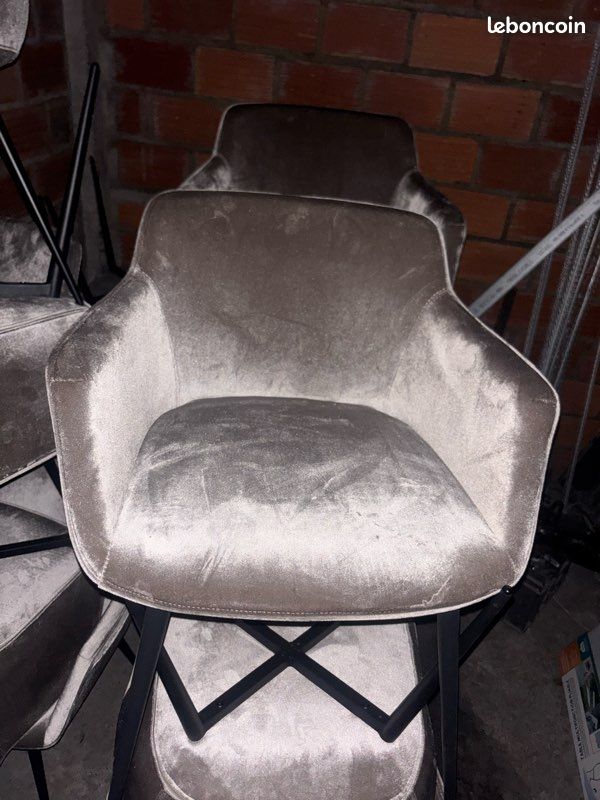 Chaise fauteuil en velours marron avec accoudoirs (image 1)