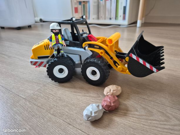 Chargeuse sur pneus ou bulldozer puissant travaillant sur une carrière