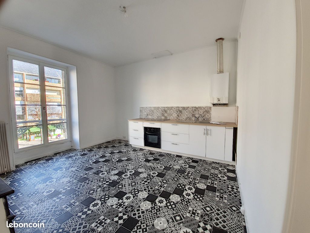 Appartement 5 pièces 136 m² · à Fontenay-le-Comte · 136 m² · 700 €
