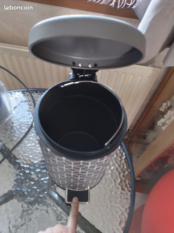 Vends poubelle de salle de bain 3 l (image 2)