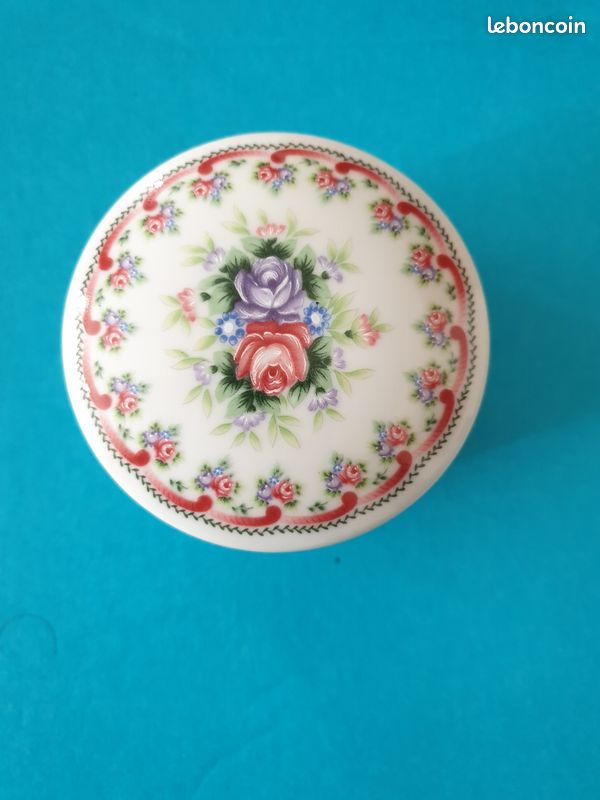 Petit pot en porcelaine fleuri (image 2)