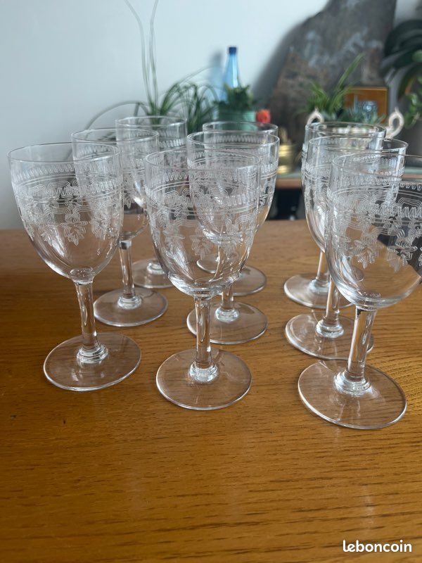 De 9 verres à pied anciens en cristal gravé – Fin XIXe / Début XXe🌟 DescriptionVend superbe série homogène de 9 verres à pied anciens en cristal d'époque fin XIXème siècle ou début Art Nouveau.Chaque (image 1)
