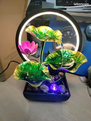 Fontaine D'intérieur LOCADENCE Avec Fleurs LED - 16,5x11,5x11,5 Cm - Plastique - Pierres Incluses - USB Ou Piles