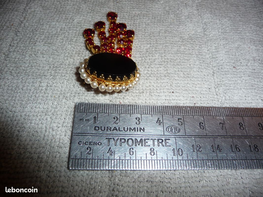 Broche ovale noire, perles et pendants strass rouge (image 6)