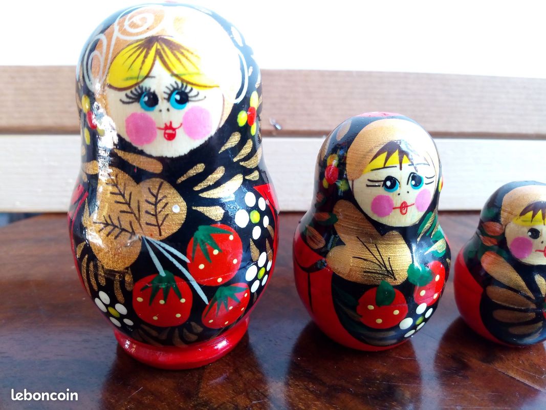 POUPEES RUSSES POUPEES AVEC LES FRAISES PEINTE PAR VASILIEVA