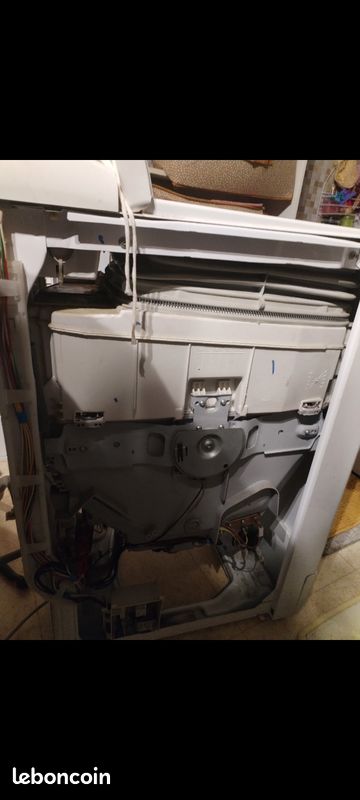 Je mets en vente machine à laver marque fagor pour pièces où juste changer le palier traverser gauche complet de tambour au moment de séchage elle fait un bruit et échanger le couvert de port 40e (image 2)