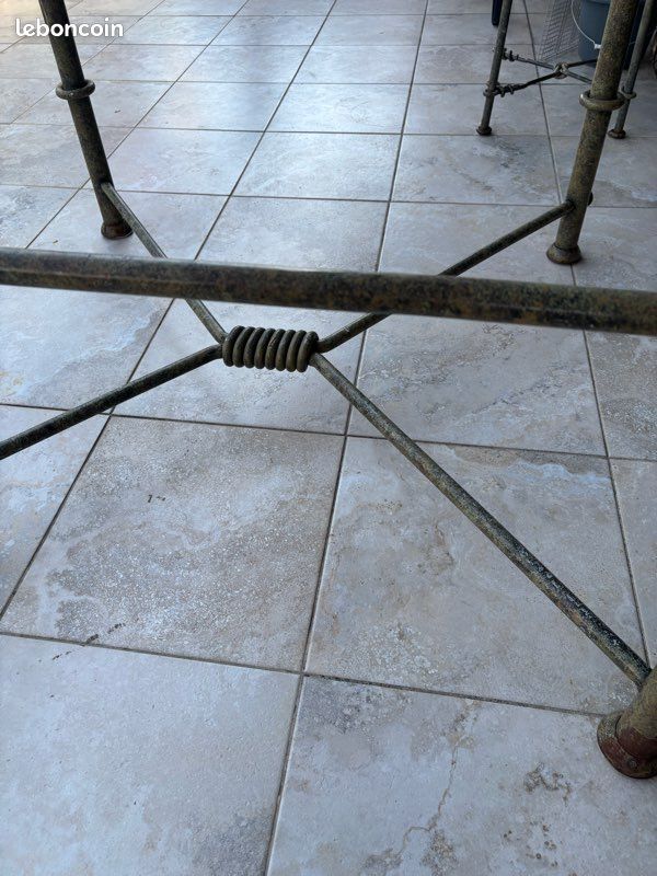 Chaises et pied de table en fer forgé (image 5)