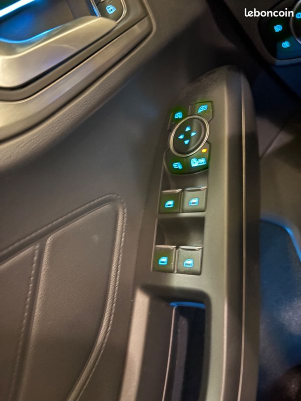 FORD Focus Berline Titanium X 1.0 EcoBoost 125 / CARPLAY / LINE ASSIST / CAMERA RECUL / RADAR AR / REGULATEUR LIMITEUR / CLIM AUTO (image 19)