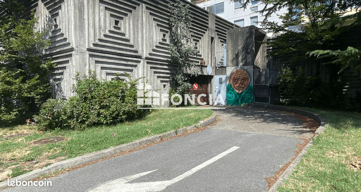 Parking 10 m² · à Grenoble · 10 m² · 82 €/mois