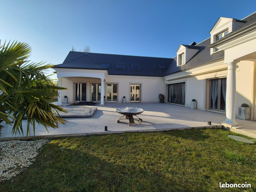 Maison 15 pièces 471 m² · à Bréval · 471 m² · 1 470 000 €