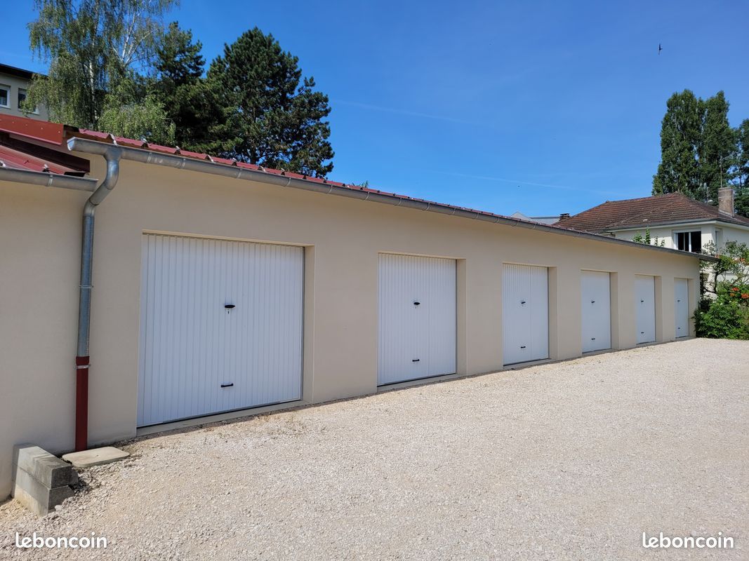 11 grands garages récents + terrain constructible – Investissement rentable – Dole · 193 000 €