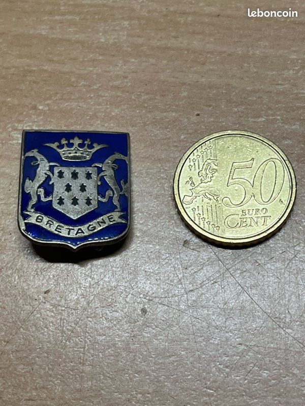insigne à épingle émaillé du paquebot BRETAGNE de la S.G.T.M