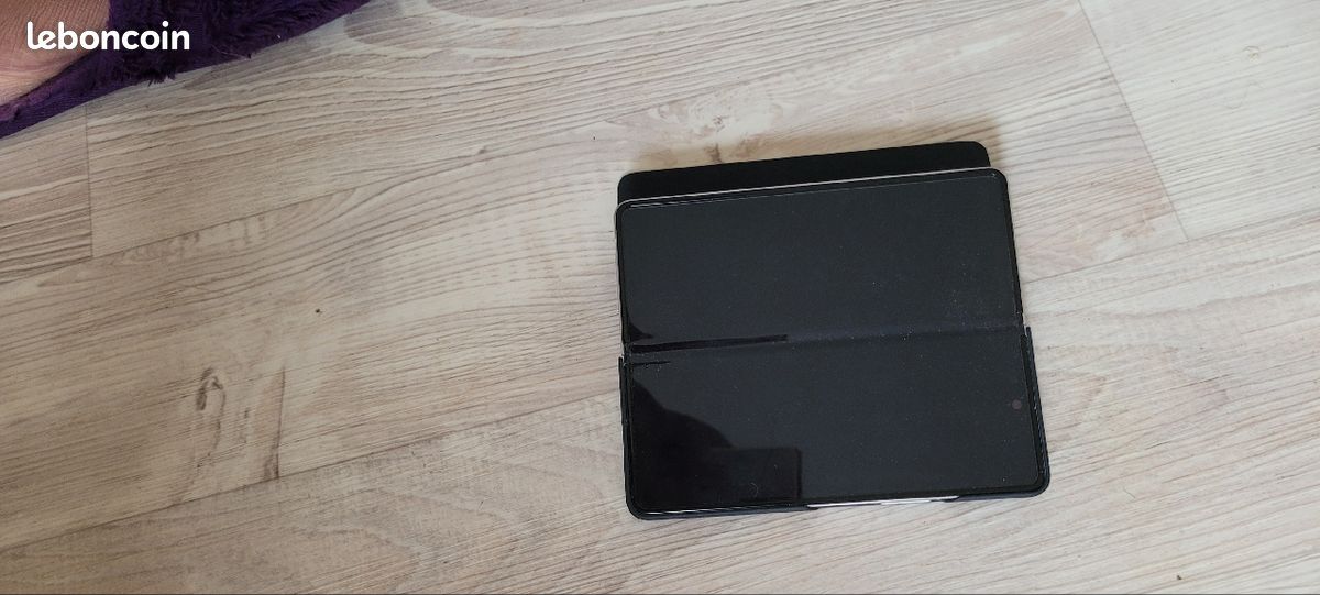 Samsung Z Fold3 (image 4)