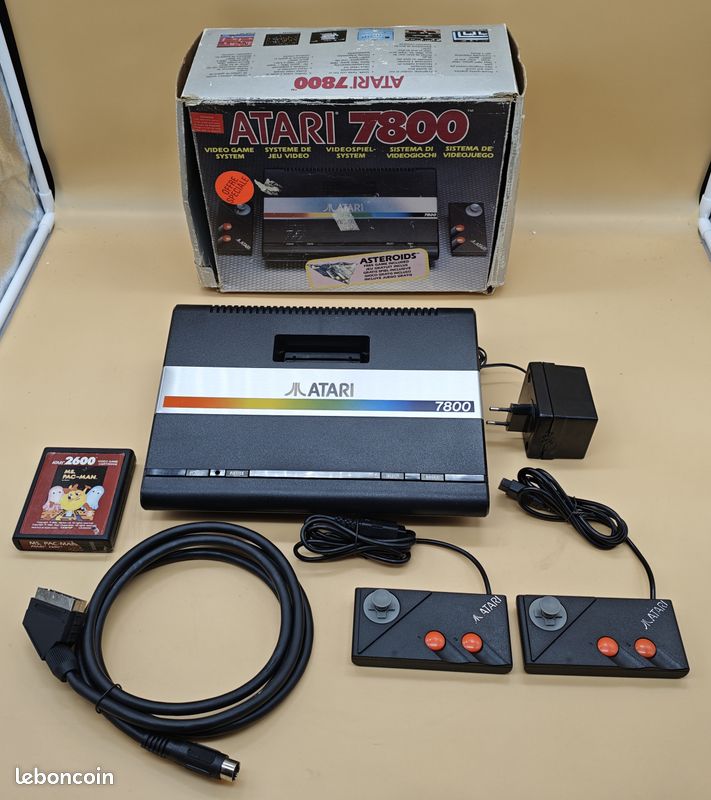 Il neige à Lunéville… et vous cherchez de quoi vous occuper bien au chaud ? On vient de rentrer une ATARI 7800 en boîte, avec une seule manette 🎮. De quoi
