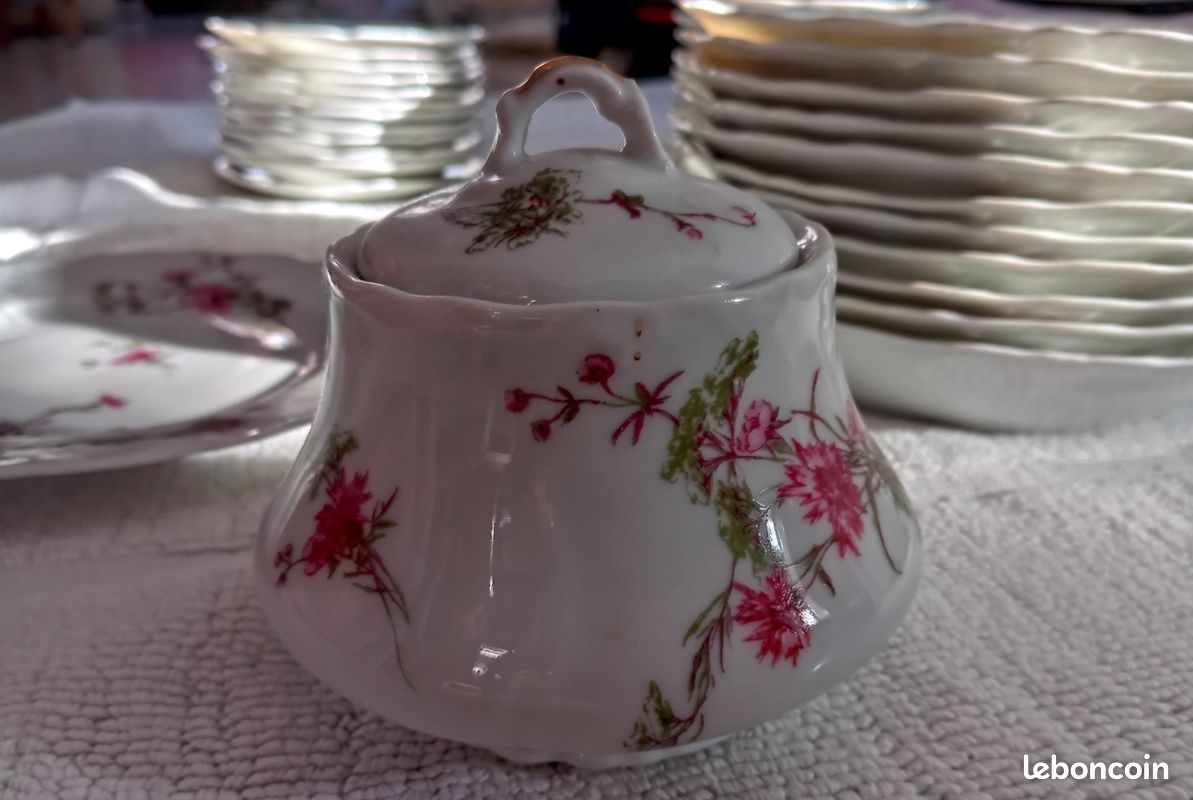 Service à vaisselle en porcelaine de Limoges motif floral (image 13)