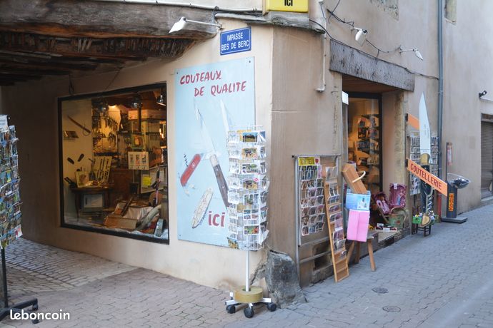 Fond de commerce avec mur