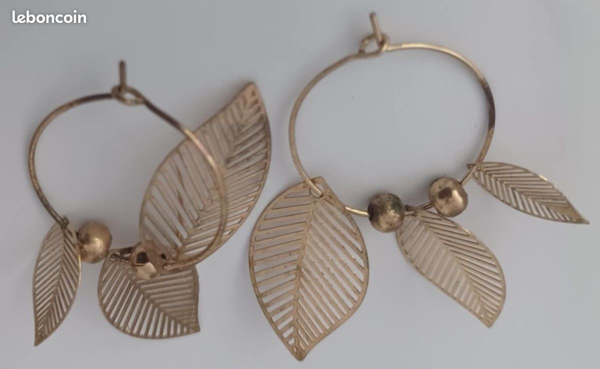 Boucles d’oreilles dorées avec pendentifs feuilles (image 3)