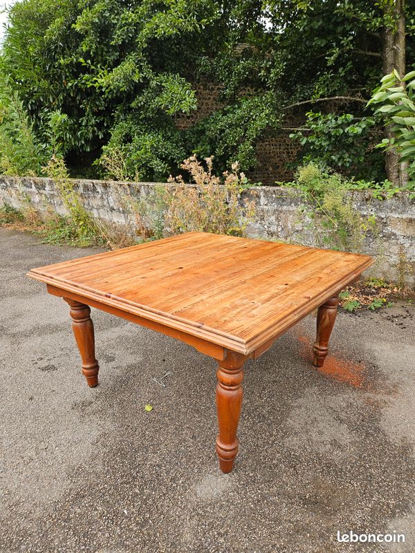 Table en bois carré (image 3)