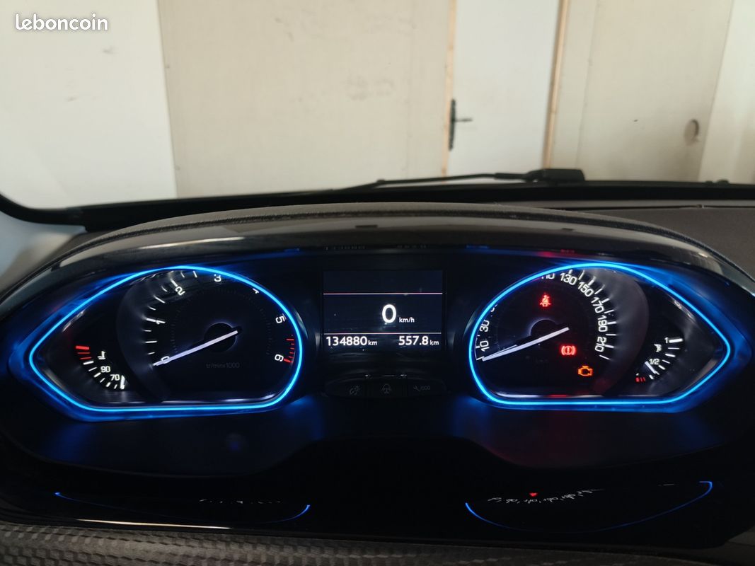 PEUGEOT 2008 1.6 BlueHDi 100ch BVM5 Allure (image 15)