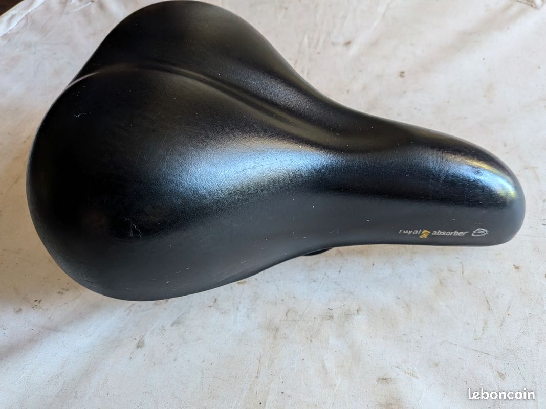 Selle de vélo vintage universelle avec rivets marron et ressort en cuir synthétique durable Selle de vélo vintage universelle avec rivets marron et ressort en cuir synthétique durable