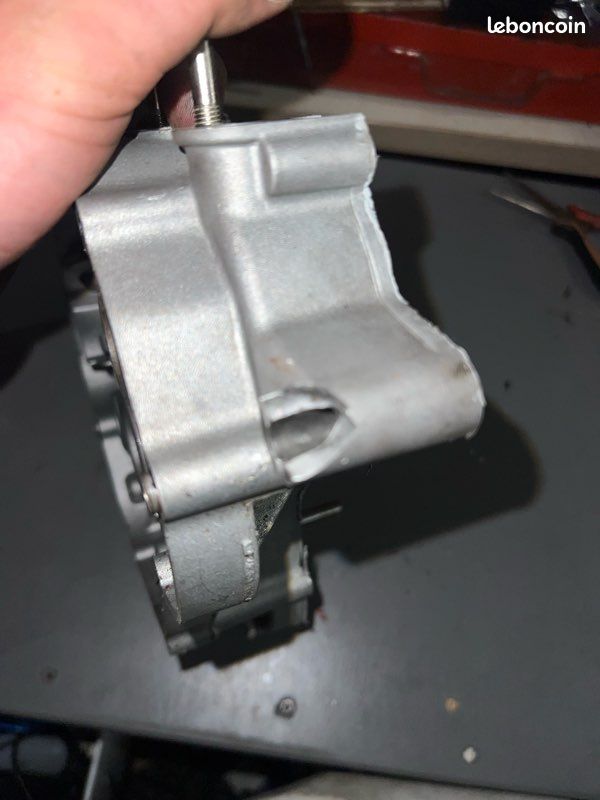 Carter moteur droit am6 v2 côté embrayage (image 3)