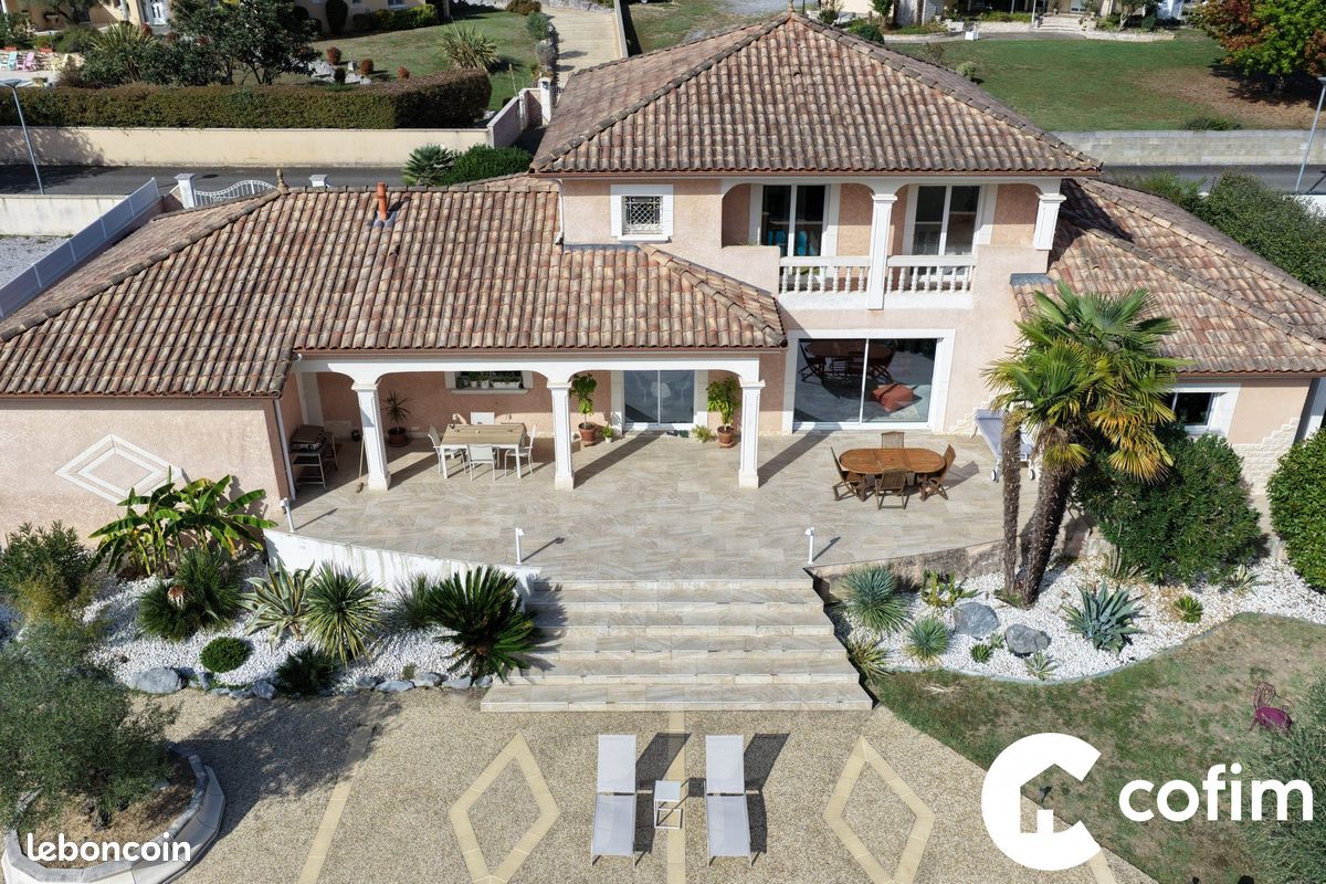 Maison 8 pièces 204 m² · à Montardon · 204 m² · 589 000 €
