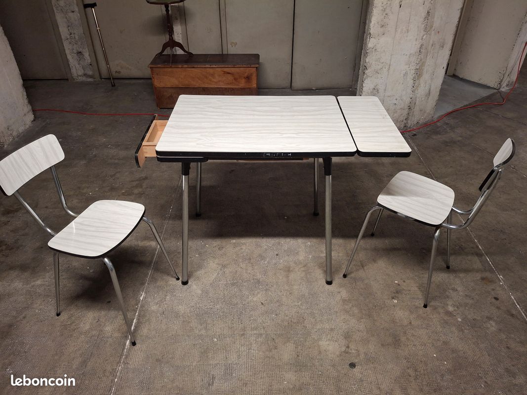 Table formica blanche + deux chaises vintage (image 1)