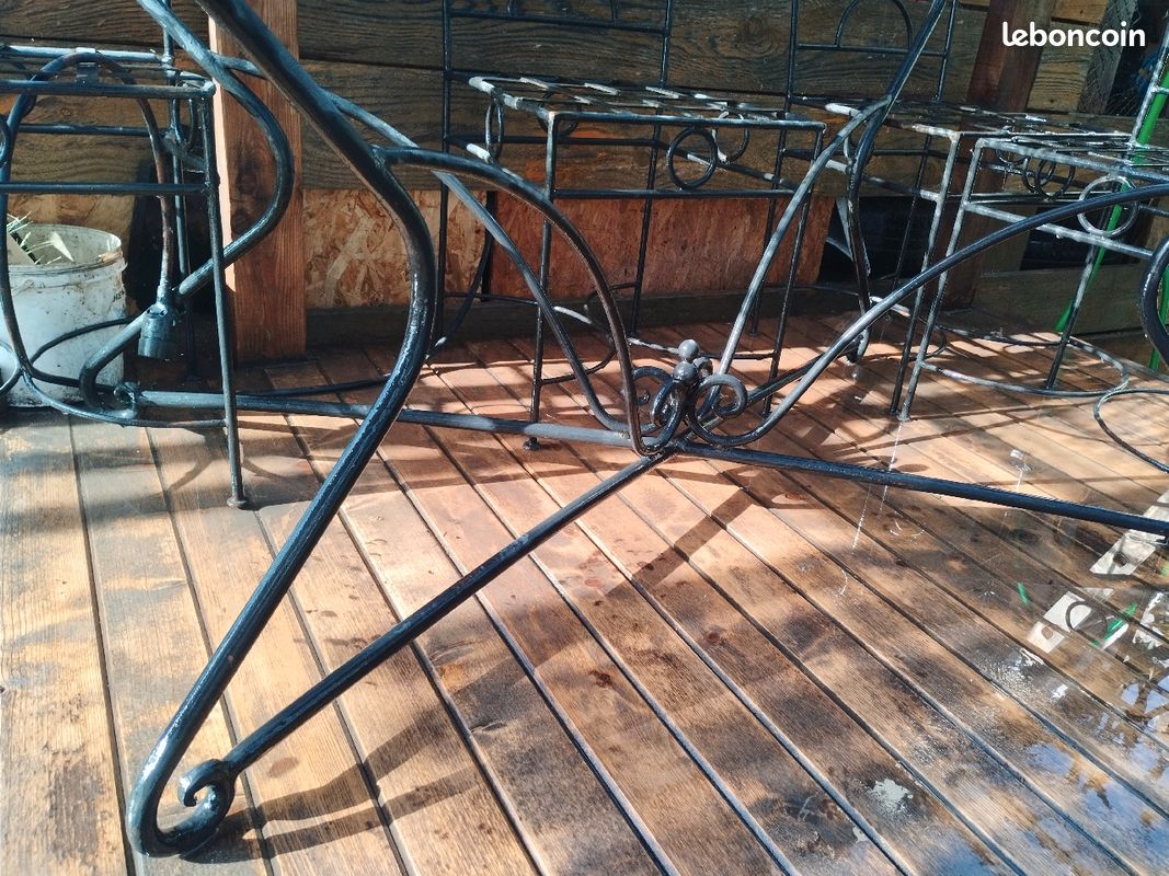 Table et chaises en fer forgé (image 3)