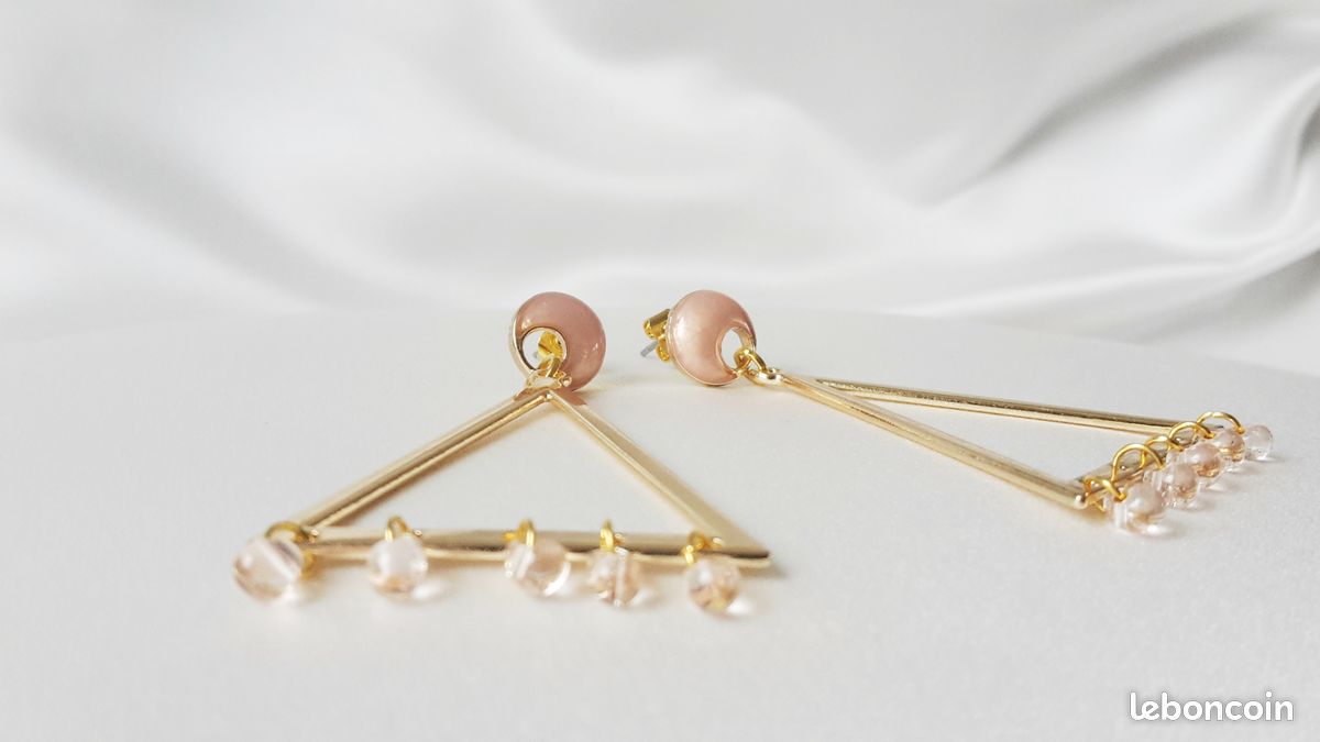 Boucles d'Oreilles triangle doré et gouttes de verres -LILOU- (image 2)