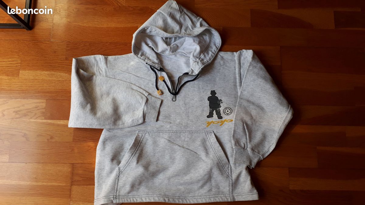 Sweat à capuche gris clair, marqué yoyo (image 1)