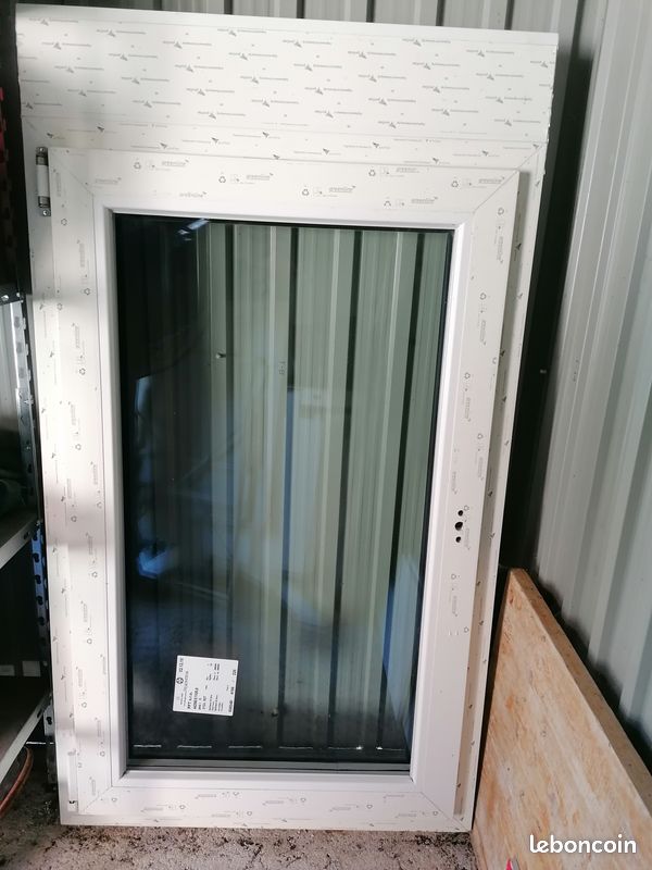 Fenêtre PVC triple vitrage L128xl71 blanc intérieur et gris extérieur (image 1)