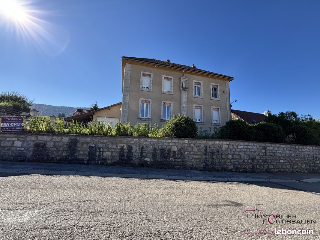 Maison 8 pièces 200 m² · à Longevilles-Mont-d'Or · 200 m² · 521 500 €