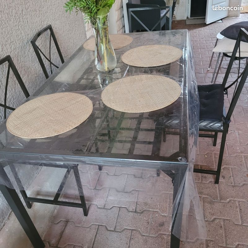 Table avec 4 chaises (image 1)