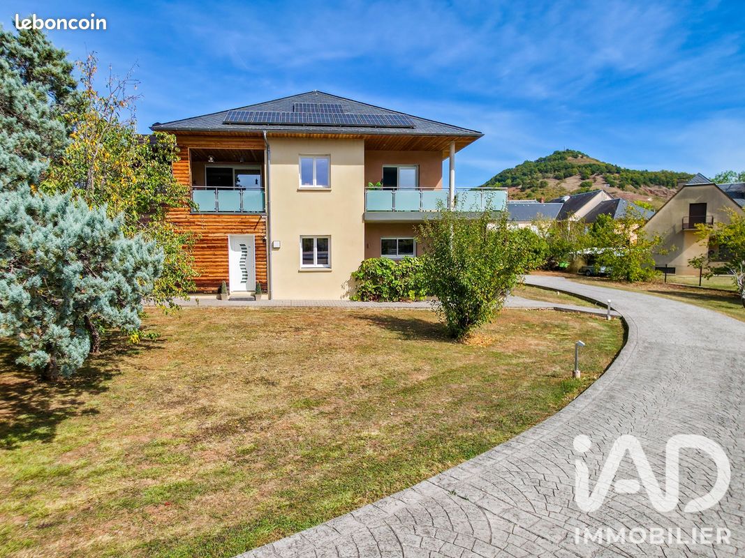 Maison 6 pièces 197 m² · à Saint-Christophe-Vallon · 197 m² · 389 000 €
