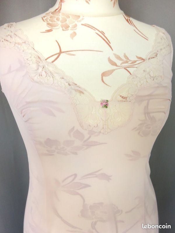 JOLIE COMBINAISON & fond de robe vintage jolie dentelle T44 fait 42 ref JOLIE COMBINAISON & fond de robe vintage jolie dentelle T44 fait 42 ref
