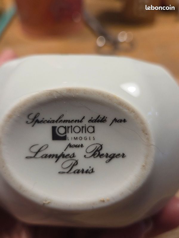 ANCIENNE LAMPE BERGER porcelaine de Limoges signée Artoria - Décor de