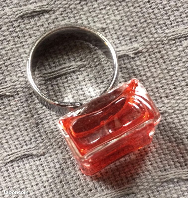 Bague Réglable Style Pylônes Avec Sable Blanc - Bijou Original, Occasion Comme Neuf