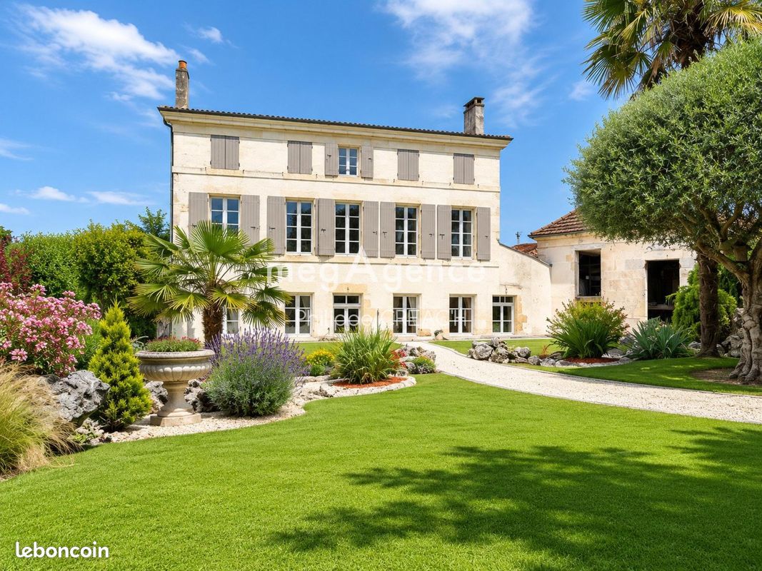 Maison 8 pièces 228 m² · à Saint-Jean-d'Angély · 228 m² · 299 000 €